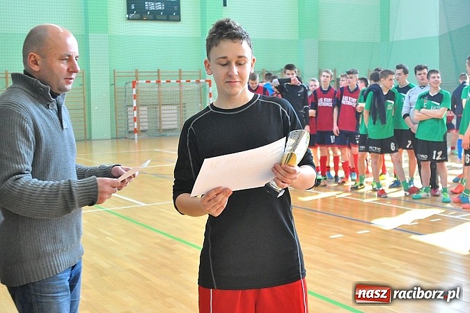 Zdjęcie w galerii na portalu naszraciborz.pl: Naprz&oacute;d Borucin z pucharem prezesa podokręgu wiadomości z regionu