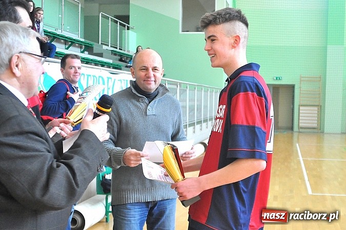 Zdjęcie w galerii na portalu naszraciborz.pl: Naprz&oacute;d Borucin z pucharem prezesa podokręgu wiadomości z regionu