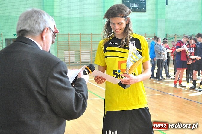 Zdjęcie w galerii na portalu naszraciborz.pl: Naprz&oacute;d Borucin z pucharem prezesa podokręgu wiadomości z regionu