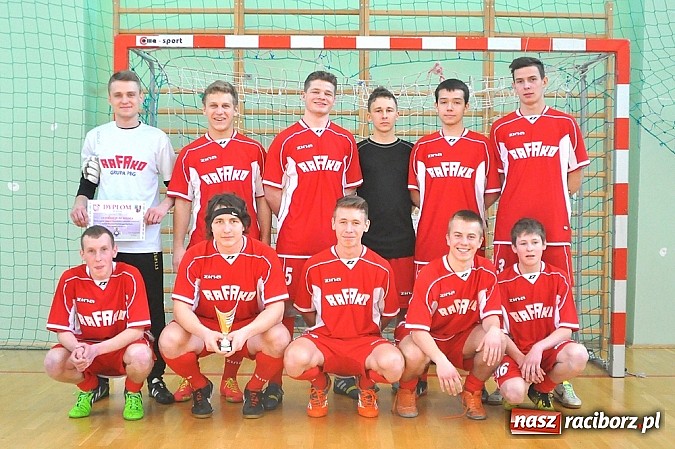 Zdjęcie w galerii na portalu naszraciborz.pl: Naprz&oacute;d Borucin z pucharem prezesa podokręgu wiadomości z regionu