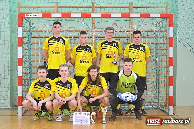 Zdjęcie w galerii na portalu naszraciborz.pl: Naprz&oacute;d Borucin z pucharem prezesa podokręgu wiadomości z regionu