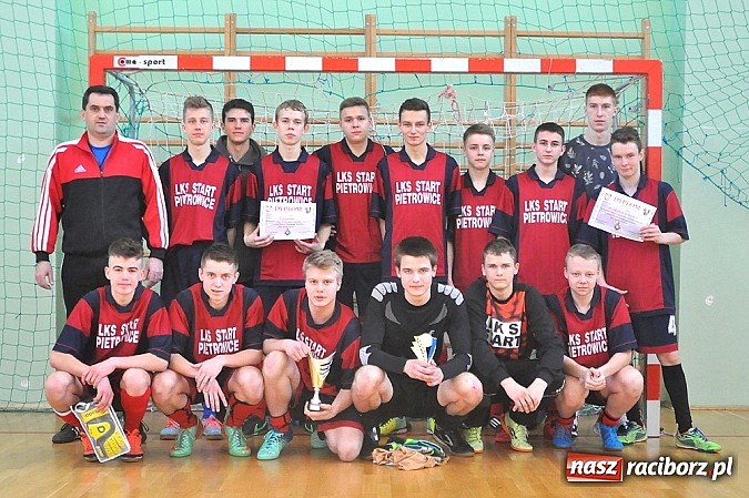 Zdjęcie w galerii na portalu naszraciborz.pl: Naprz&oacute;d Borucin z pucharem prezesa podokręgu wiadomości z regionu