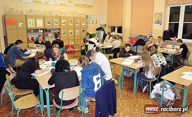 Zdjęcie w galerii na portalu naszraciborz.pl: Nocny maraton matematyczny w ZSOMS  wiadomości z regionu