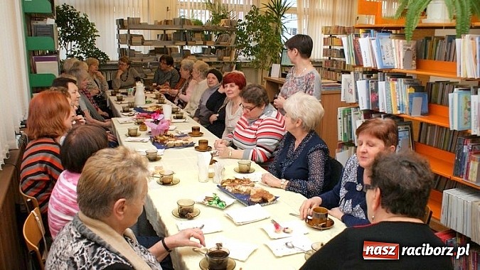 Zdjęcie w galerii na portalu naszraciborz.pl: Święto Kobiet z książką wiadomości z regionu