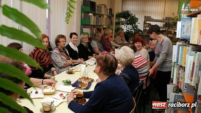 Zdjęcie w galerii na portalu naszraciborz.pl: Święto Kobiet z książką wiadomości z regionu