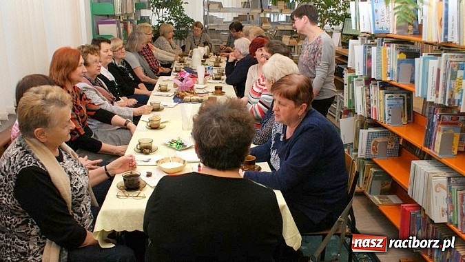 Zdjęcie w galerii na portalu naszraciborz.pl: Święto Kobiet z książką wiadomości z regionu