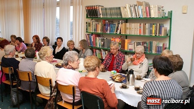 Zdjęcie w galerii na portalu naszraciborz.pl: Święto Kobiet z książką wiadomości z regionu