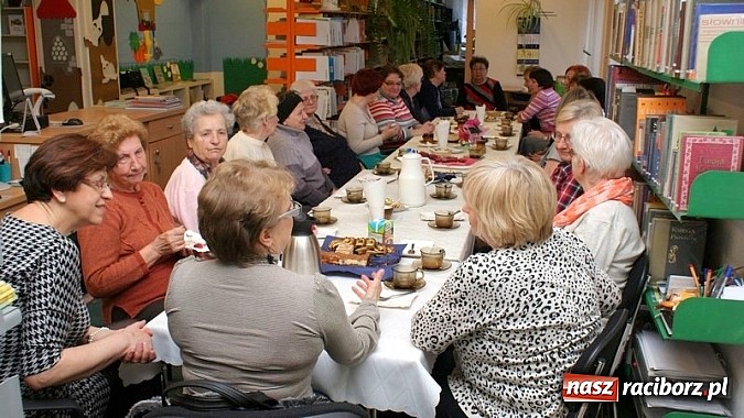 Zdjęcie w galerii na portalu naszraciborz.pl: Święto Kobiet z książką wiadomości z regionu
