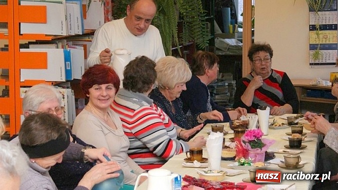 Zdjęcie w galerii na portalu naszraciborz.pl: Święto Kobiet z książką wiadomości z regionu