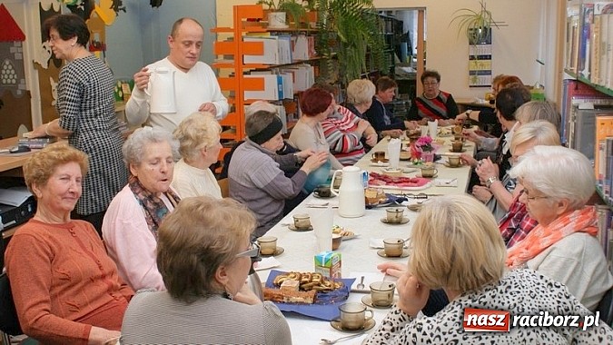 Zdjęcie w galerii na portalu naszraciborz.pl: Święto Kobiet z książką wiadomości z regionu