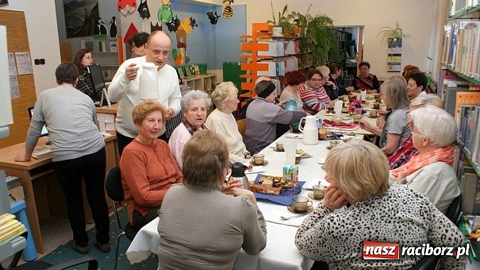 Zdjęcie w galerii na portalu naszraciborz.pl: Święto Kobiet z książką wiadomości z regionu