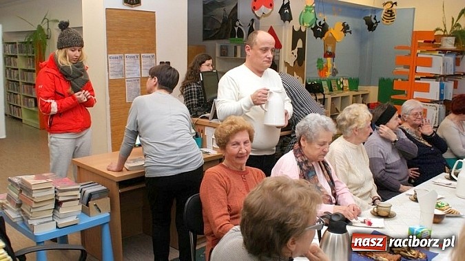 Zdjęcie w galerii na portalu naszraciborz.pl: Święto Kobiet z książką wiadomości z regionu