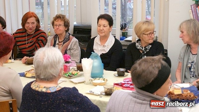 Zdjęcie w galerii na portalu naszraciborz.pl: Święto Kobiet z książką wiadomości z regionu