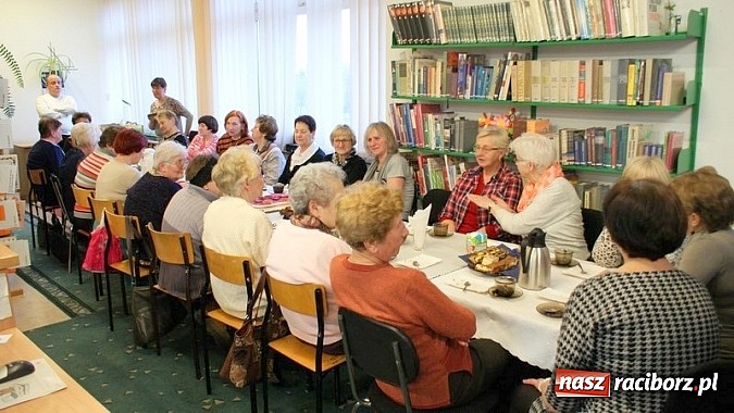 Zdjęcie w galerii na portalu naszraciborz.pl: Święto Kobiet z książką wiadomości z regionu