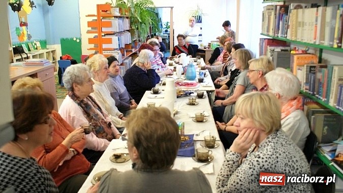 Zdjęcie w galerii na portalu naszraciborz.pl: Święto Kobiet z książką wiadomości z regionu