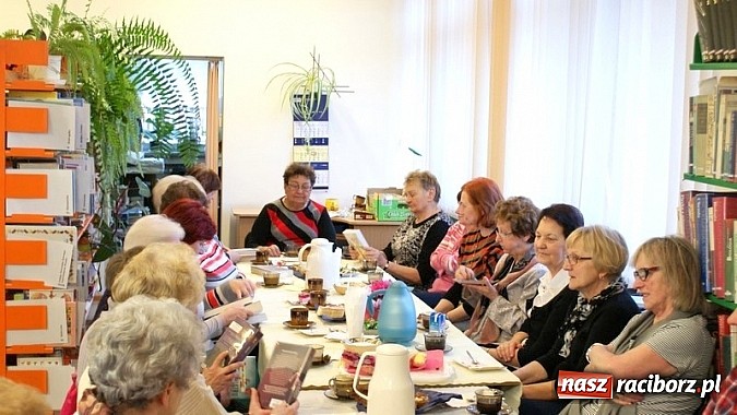 Zdjęcie w galerii na portalu naszraciborz.pl: Święto Kobiet z książką wiadomości z regionu