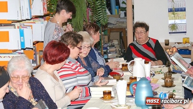 Zdjęcie w galerii na portalu naszraciborz.pl: Święto Kobiet z książką wiadomości z regionu