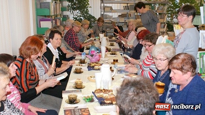 Zdjęcie w galerii na portalu naszraciborz.pl: Święto Kobiet z książką wiadomości z regionu