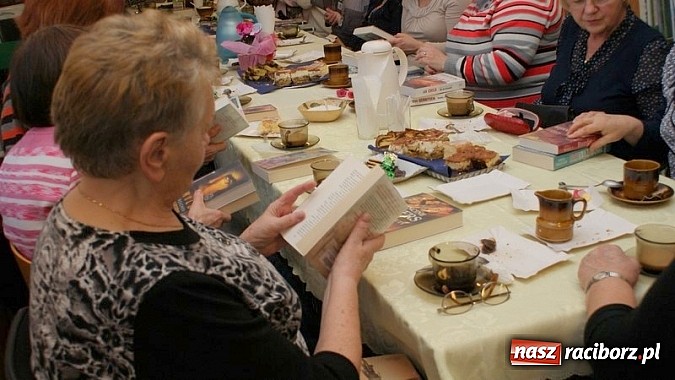 Zdjęcie w galerii na portalu naszraciborz.pl: Święto Kobiet z książką wiadomości z regionu