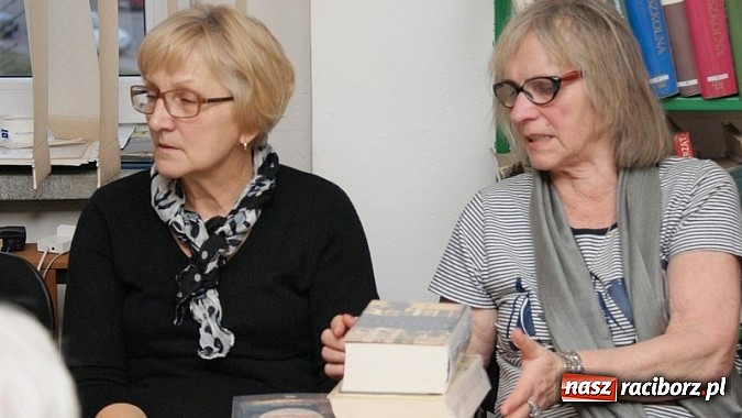 Zdjęcie w galerii na portalu naszraciborz.pl: Święto Kobiet z książką wiadomości z regionu