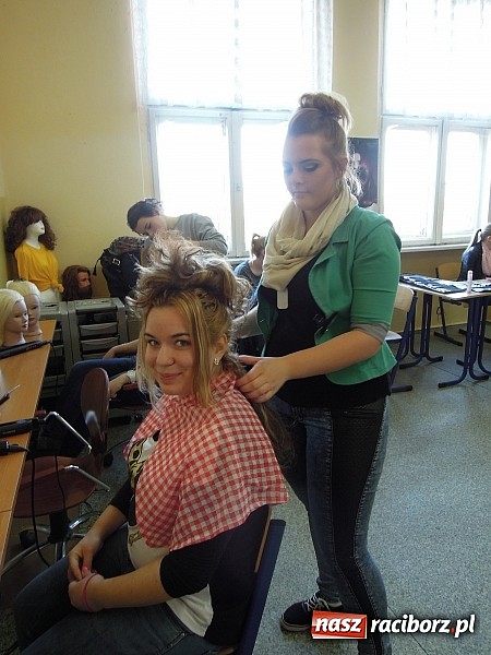 Zdjęcie w galerii na portalu naszraciborz.pl: Cięcia i upięcia – metamorfozy w ZSZ  wiadomości z regionu