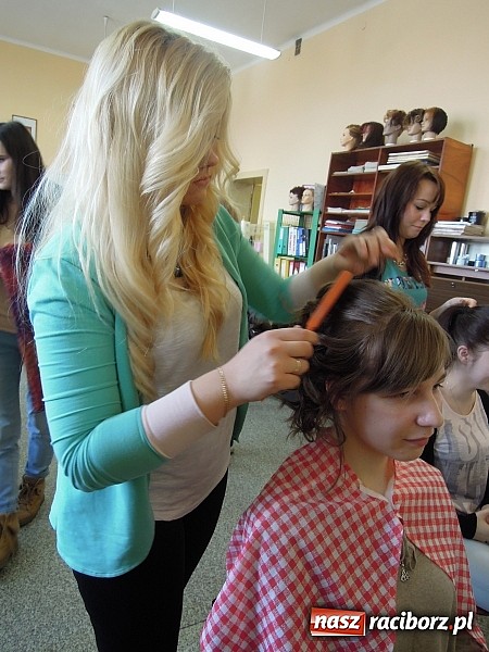 Zdjęcie w galerii na portalu naszraciborz.pl: Cięcia i upięcia – metamorfozy w ZSZ  wiadomości z regionu