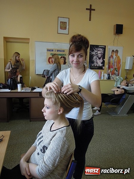 Zdjęcie w galerii na portalu naszraciborz.pl: Cięcia i upięcia – metamorfozy w ZSZ  wiadomości z regionu