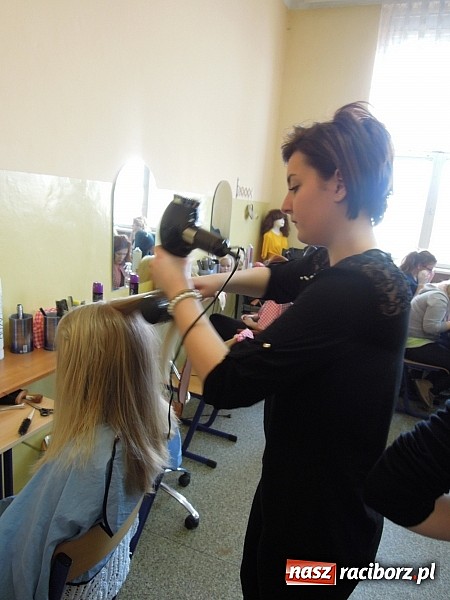 Zdjęcie w galerii na portalu naszraciborz.pl: Cięcia i upięcia – metamorfozy w ZSZ  wiadomości z regionu