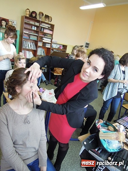 Zdjęcie w galerii na portalu naszraciborz.pl: Cięcia i upięcia – metamorfozy w ZSZ  wiadomości z regionu