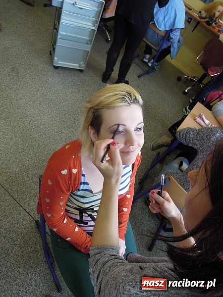 Zdjęcie w galerii na portalu naszraciborz.pl: Cięcia i upięcia – metamorfozy w ZSZ  wiadomości z regionu