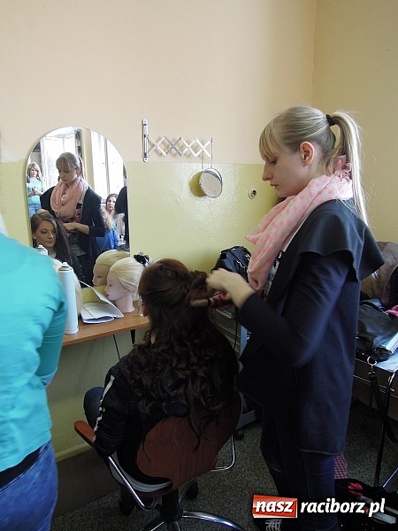 Zdjęcie w galerii na portalu naszraciborz.pl: Cięcia i upięcia – metamorfozy w ZSZ  wiadomości z regionu