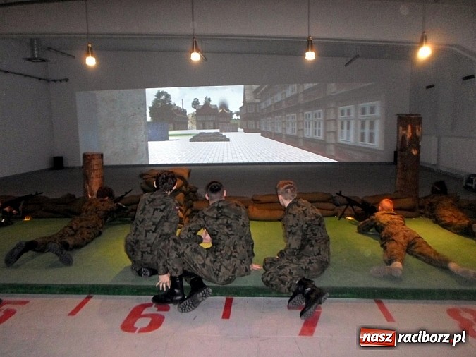 Zdjęcie w galerii na portalu naszraciborz.pl: Uczniowie ZSOMS w Wyższej Szkole Oficerskiej Wojsk Lądowych wiadomości z regionu