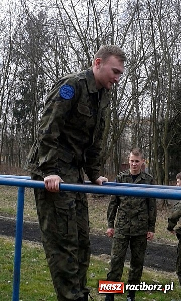 Zdjęcie w galerii na portalu naszraciborz.pl: Uczniowie ZSOMS w Wyższej Szkole Oficerskiej Wojsk Lądowych wiadomości z regionu