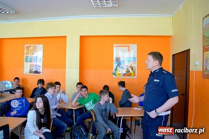 Zdjęcie w galerii na portalu naszraciborz.pl: Pogadanka z gimnazjalistami o bezpieczeństwie pieszego i rowerzysty wiadomości z regionu