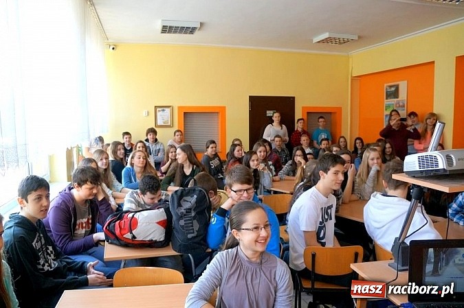 Zdjęcie w galerii na portalu naszraciborz.pl: Pogadanka z gimnazjalistami o bezpieczeństwie pieszego i rowerzysty wiadomości z regionu