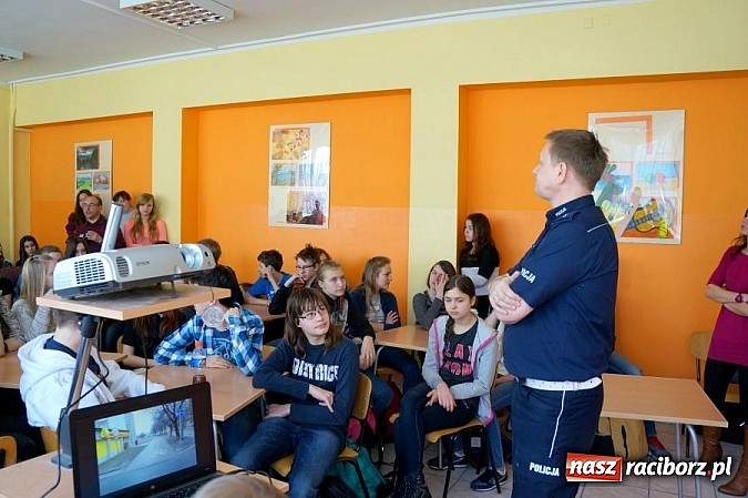 Zdjęcie w galerii na portalu naszraciborz.pl: Pogadanka z gimnazjalistami o bezpieczeństwie pieszego i rowerzysty wiadomości z regionu