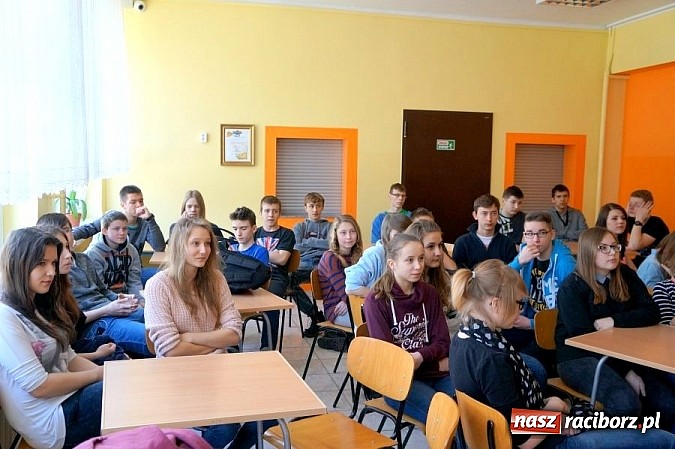 Zdjęcie w galerii na portalu naszraciborz.pl: Pogadanka z gimnazjalistami o bezpieczeństwie pieszego i rowerzysty wiadomości z regionu