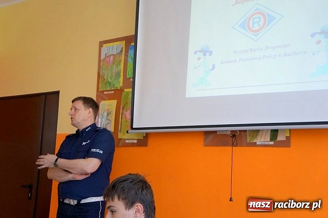 Zdjęcie w galerii na portalu naszraciborz.pl: Pogadanka z gimnazjalistami o bezpieczeństwie pieszego i rowerzysty wiadomości z regionu