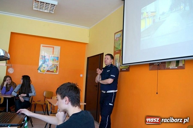 Zdjęcie w galerii na portalu naszraciborz.pl: Pogadanka z gimnazjalistami o bezpieczeństwie pieszego i rowerzysty wiadomości z regionu