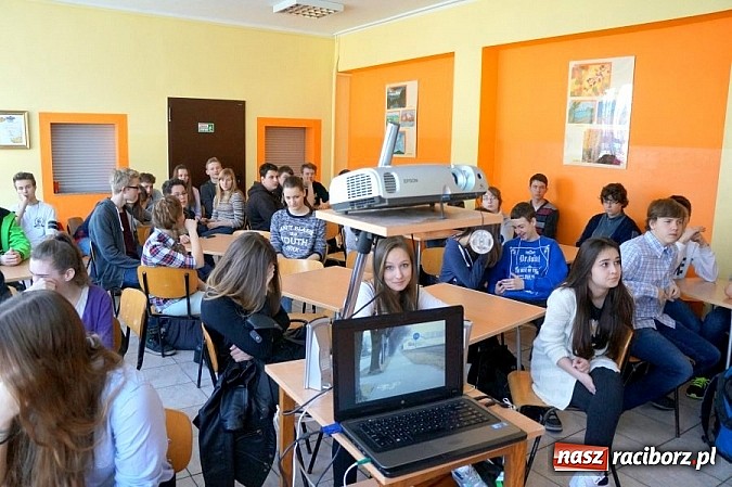 Zdjęcie w galerii na portalu naszraciborz.pl: Pogadanka z gimnazjalistami o bezpieczeństwie pieszego i rowerzysty wiadomości z regionu