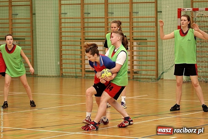 Zdjęcie w galerii na portalu naszraciborz.pl: Piłka Ręczna Dziewcząt Szk&oacute;ł Ponadgimnazjalnych wiadomości z regionu