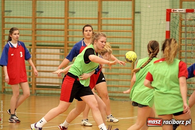 Zdjęcie w galerii na portalu naszraciborz.pl: Piłka Ręczna Dziewcząt Szk&oacute;ł Ponadgimnazjalnych wiadomości z regionu