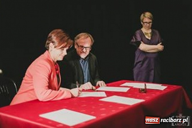 Zdjęcie w galerii na portalu naszraciborz.pl: W końcu mamy glejt. Zespół Szkół z Kietrza podpisał umowę z Teatrem Lalki i Aktora   wiadomości z regionu