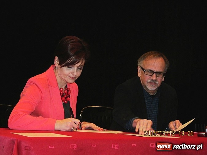 Zdjęcie w galerii na portalu naszraciborz.pl: W końcu mamy glejt. Zespół Szkół z Kietrza podpisał umowę z Teatrem Lalki i Aktora   wiadomości z regionu