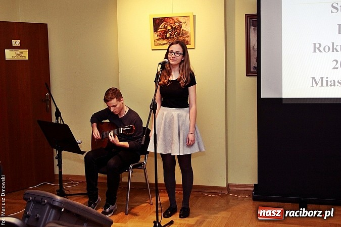 Zdjęcie w galerii na portalu naszraciborz.pl: Rozdanie dyplomów i stypendiów dla uczniów szkół podstawowych i gimnazjów  wiadomości z regionu