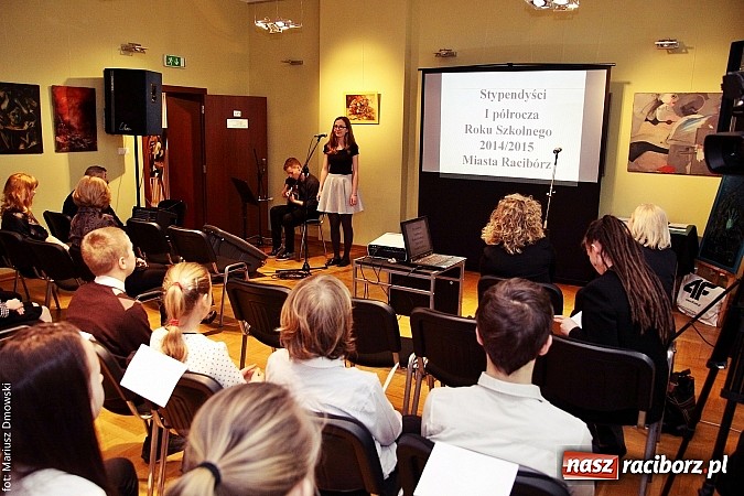 Zdjęcie w galerii na portalu naszraciborz.pl: Rozdanie dyplomów i stypendiów dla uczniów szkół podstawowych i gimnazjów  wiadomości z regionu