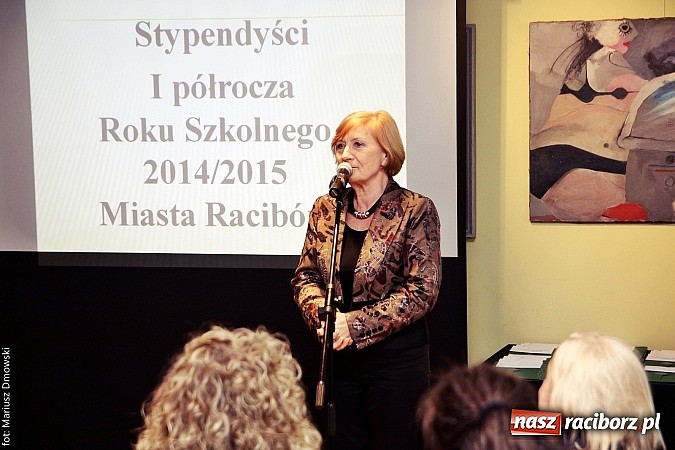 Zdjęcie w galerii na portalu naszraciborz.pl: Rozdanie dyplomów i stypendiów dla uczniów szkół podstawowych i gimnazjów  wiadomości z regionu