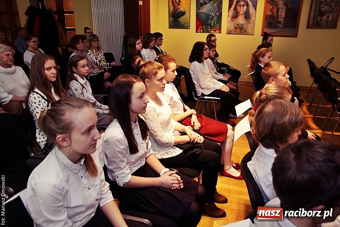 Zdjęcie w galerii na portalu naszraciborz.pl: Rozdanie dyplomów i stypendiów dla uczniów szkół podstawowych i gimnazjów  wiadomości z regionu