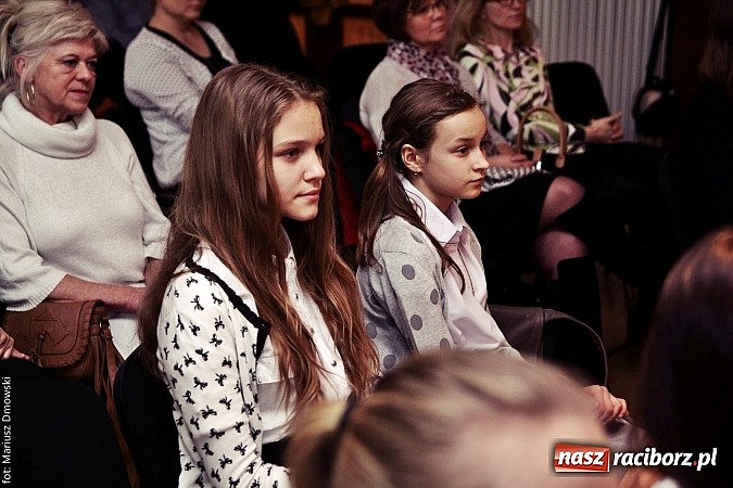 Zdjęcie w galerii na portalu naszraciborz.pl: Rozdanie dyplomów i stypendiów dla uczniów szkół podstawowych i gimnazjów  wiadomości z regionu