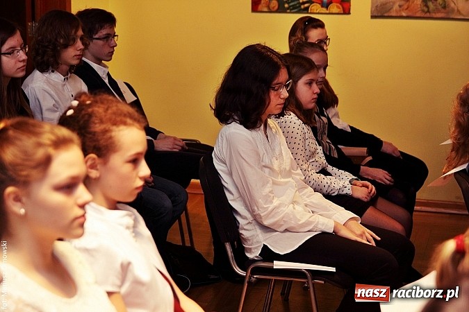 Zdjęcie w galerii na portalu naszraciborz.pl: Rozdanie dyplomów i stypendiów dla uczniów szkół podstawowych i gimnazjów  wiadomości z regionu